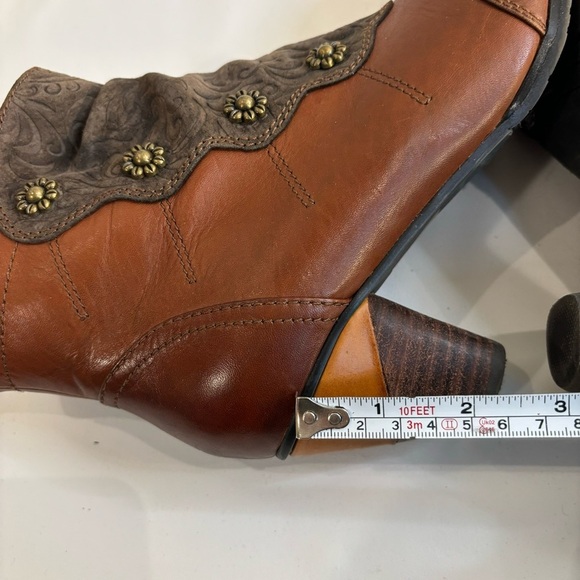 L’ARTISTE Sz 40 Belgarde Booties Embossed Suede and Smooth Leather Stacked Heel - Picture 9 of 12